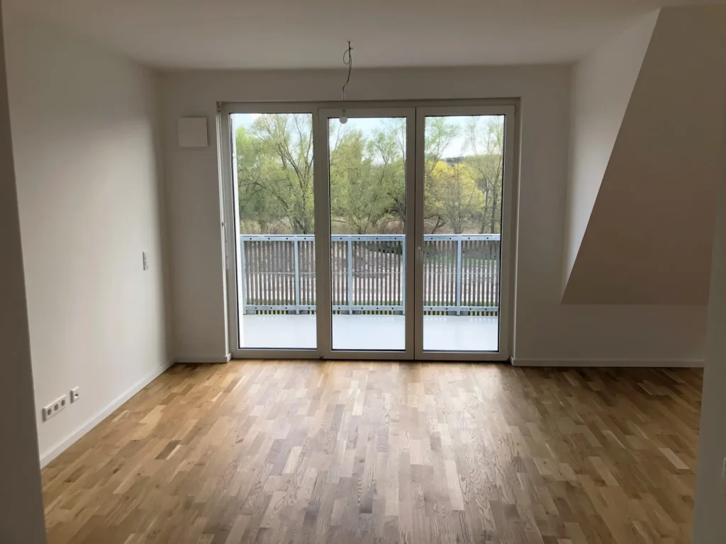 Wohn-/Essbereich mit Blick auf Balkon