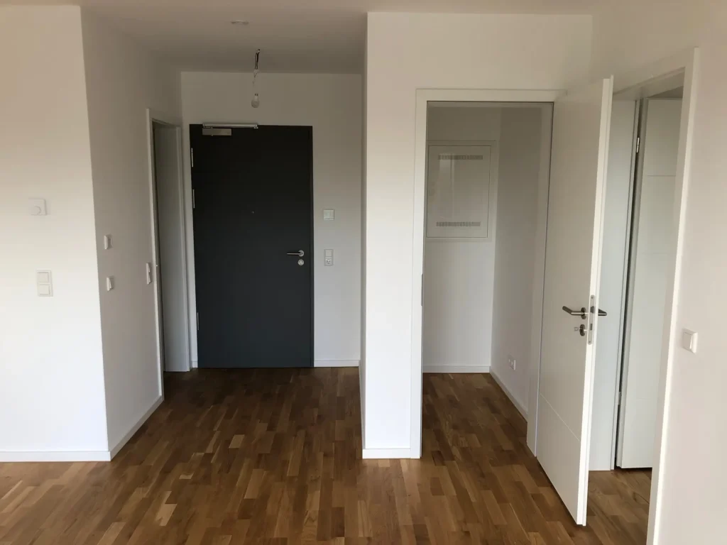 Blick auf Eingangstür und Abstellraum