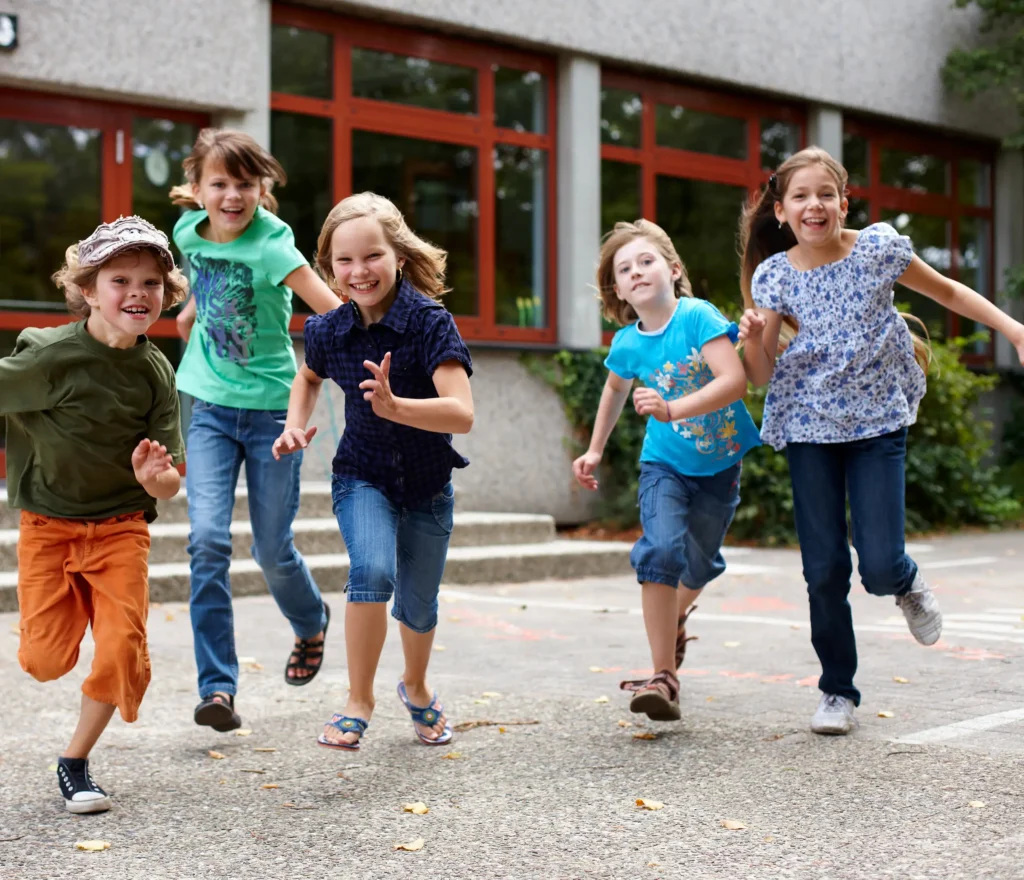 Schüler rennen auf Schulhof